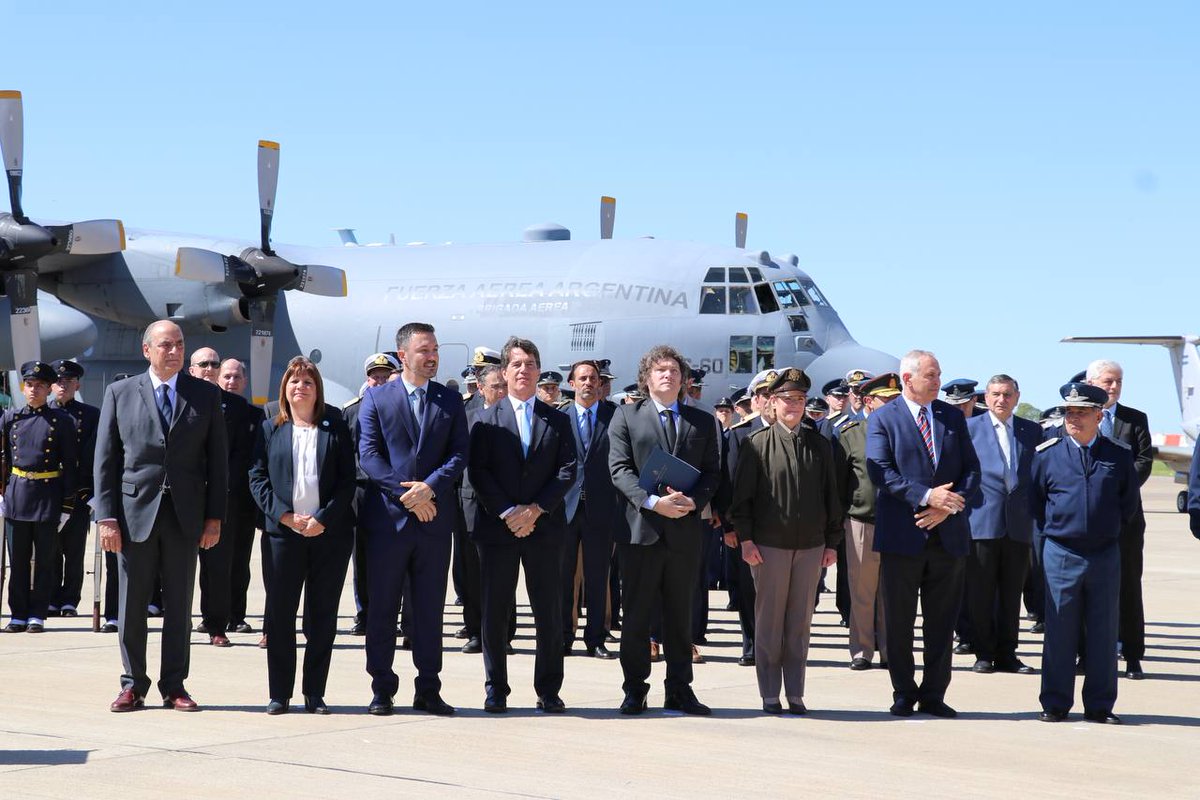 In Argentina, Gen. Laura Richardson joined President @jmilei & Argentine defense partners for a ceremony marking the transfer of a C-130H transport aircraft to @FuerzaAerea_Arg. The aircraft, valued at approximately $34M, is part of a U.S.-funded security assistance donation.