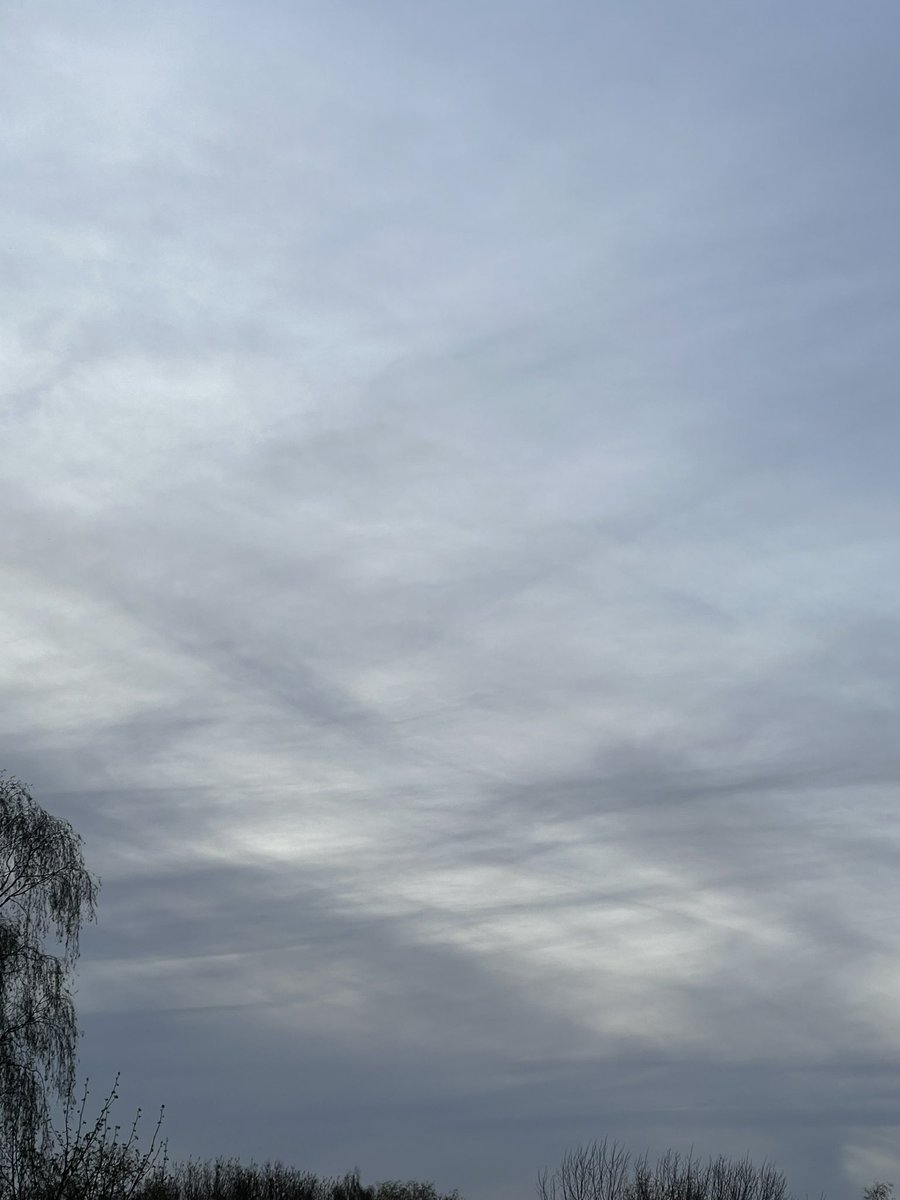 mandooow1's tweet photo. Nog een foto van die rare streep wolken. #hetkloptniet https://t.co/g4bruJZr2M