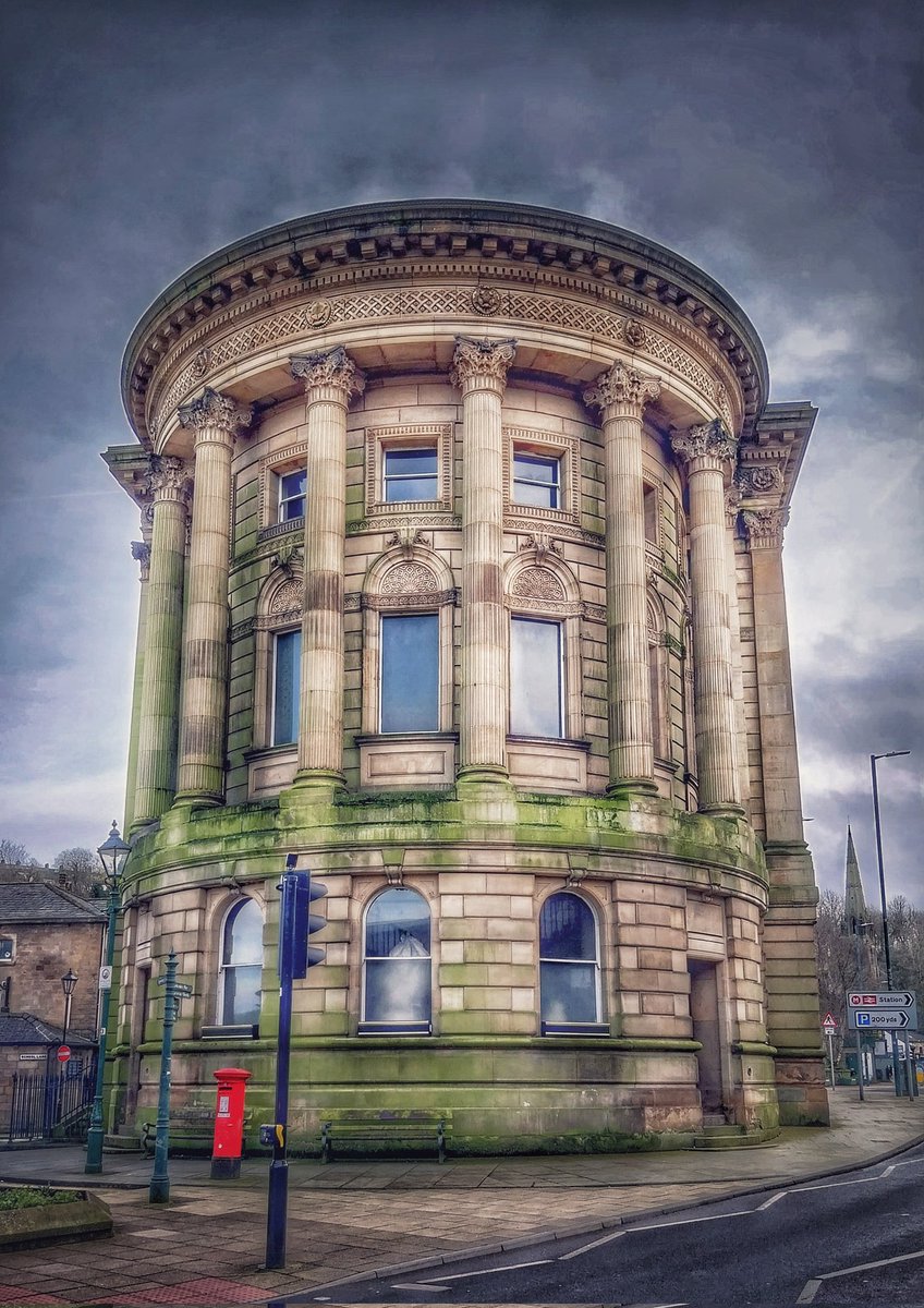 They do Town Halls properly in this part of the world 😍 Todmorden Town Hall - proper job and just minutes from the Rochdale Canal 👍 Is it true that at one time the Lancashire/Yorkshire border ran right through this building, or is it just an urban myth? 🤔