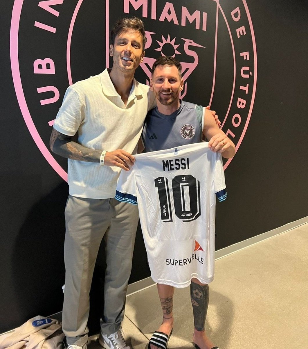 Messi con Ricky Álvarez y la 10 de Vélez.