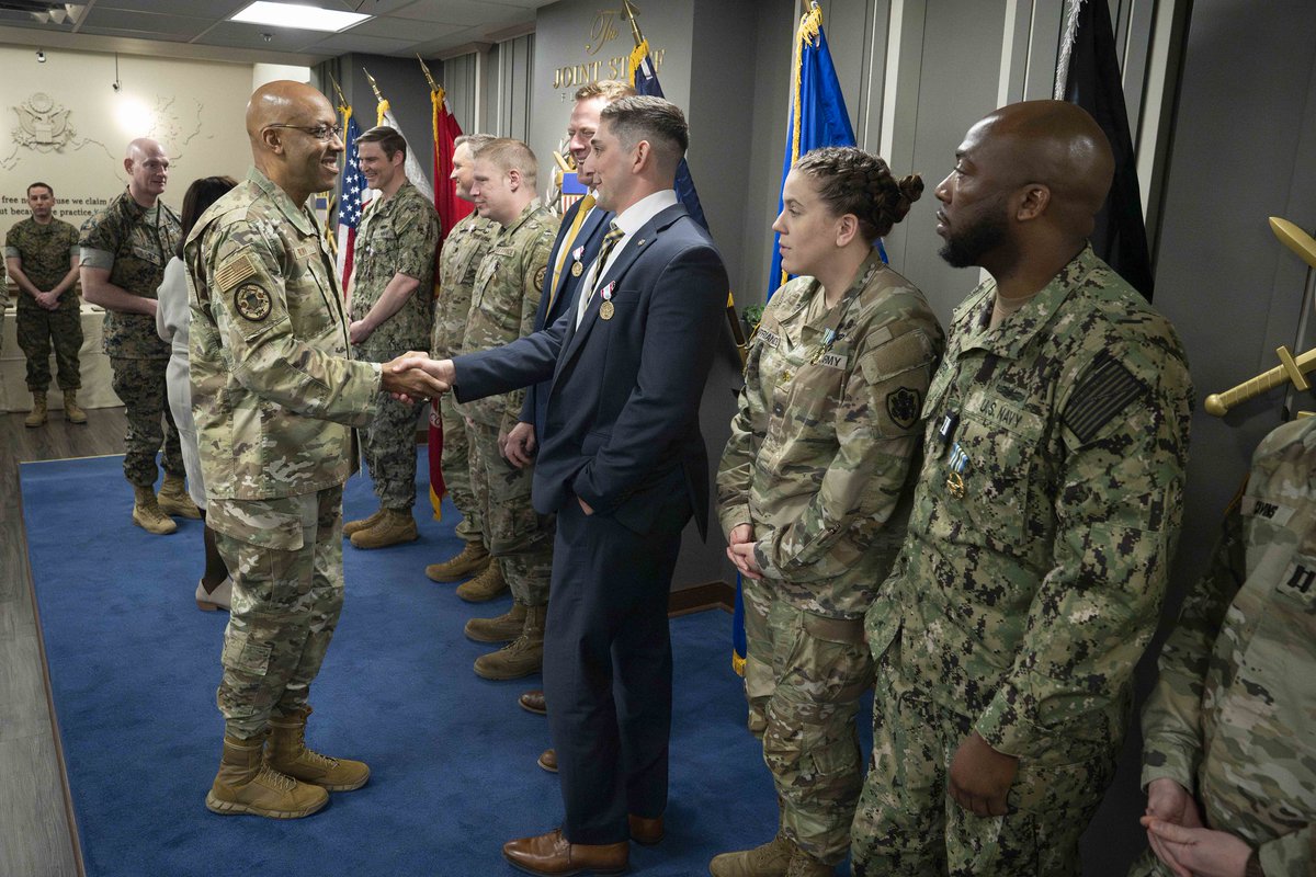 Working seamlessly across the #JointForce is critical to ensuring we remain the most capable military force in the world. I appreciated the opportunity to recognize a few military and civilian personnel from @thejointstaff whose contributions strengthen our efforts every day.