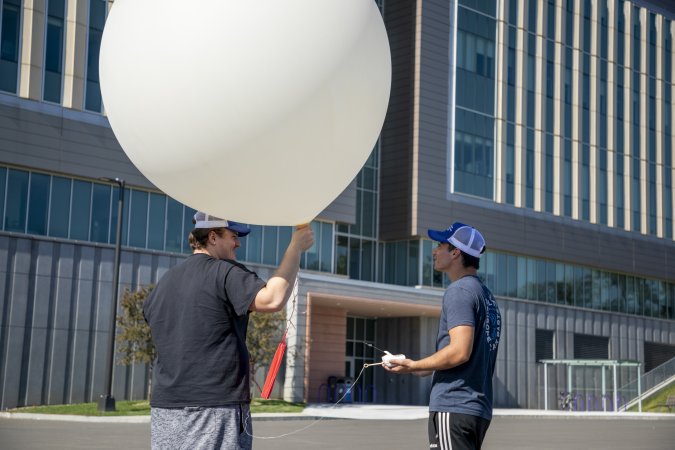 These #SUNY students are turning a once-in-a-lifetime event into once-in-a-lifetime #SUNYResearch!🌘 In an effort led by @NASA, @ualbany and @sunyoswego are two of 55 groups nationwide to participate in the National Eclipse Ballooning Project. 
 
🔗spectrumlocalnews.com/nys/binghamton…