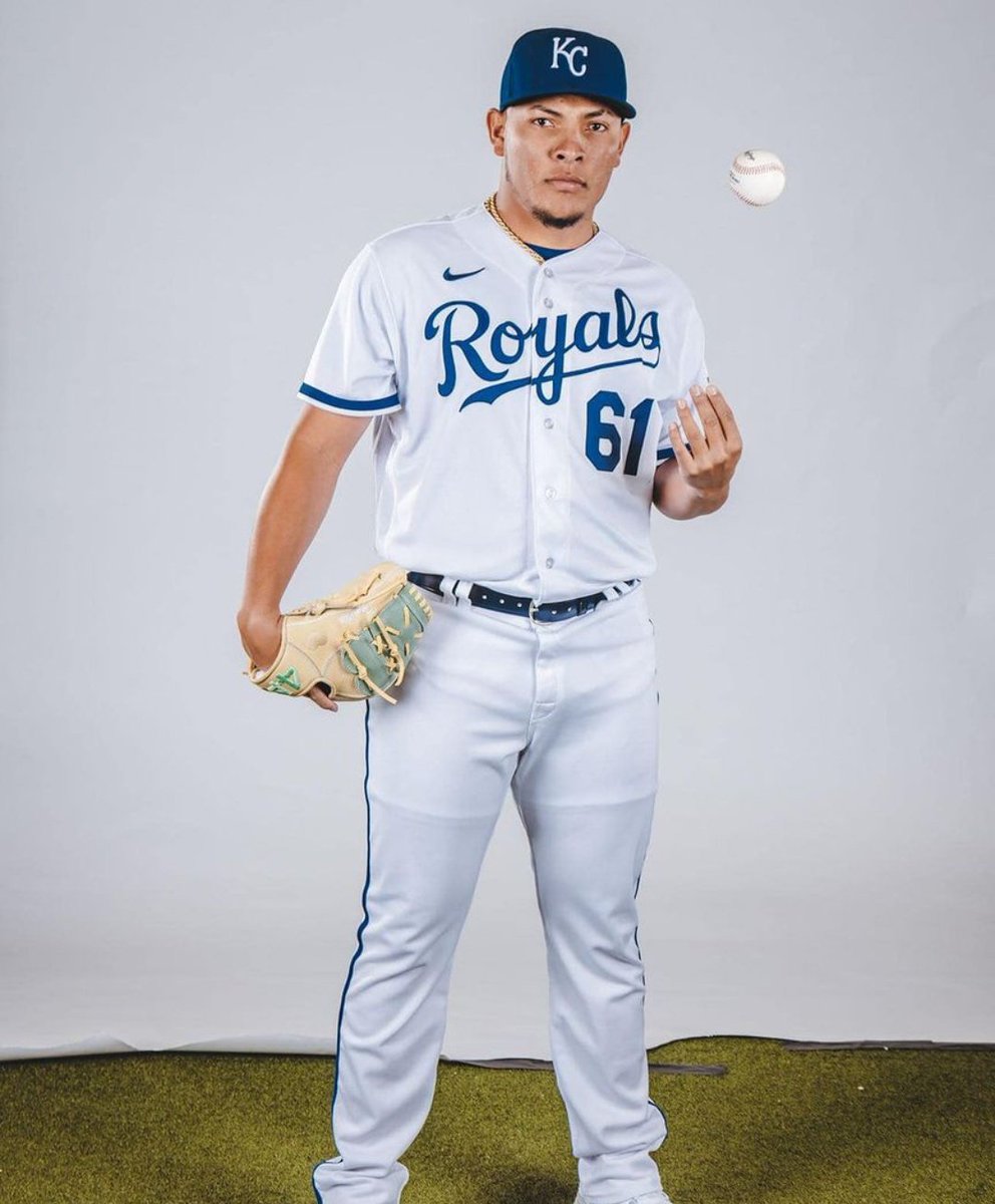 ¡Ángel de la GUARDA!😇 El zurdo Ángel Zerpa trabajó ayer 0.1 IP en blanco en juego de los @Royals ante @whitesox. ¡Vamos ÁNGEL! ¡Vamos Tiburón! 🦈 📸 Foto cortesía Seguimos Unidos y Más Fuertes