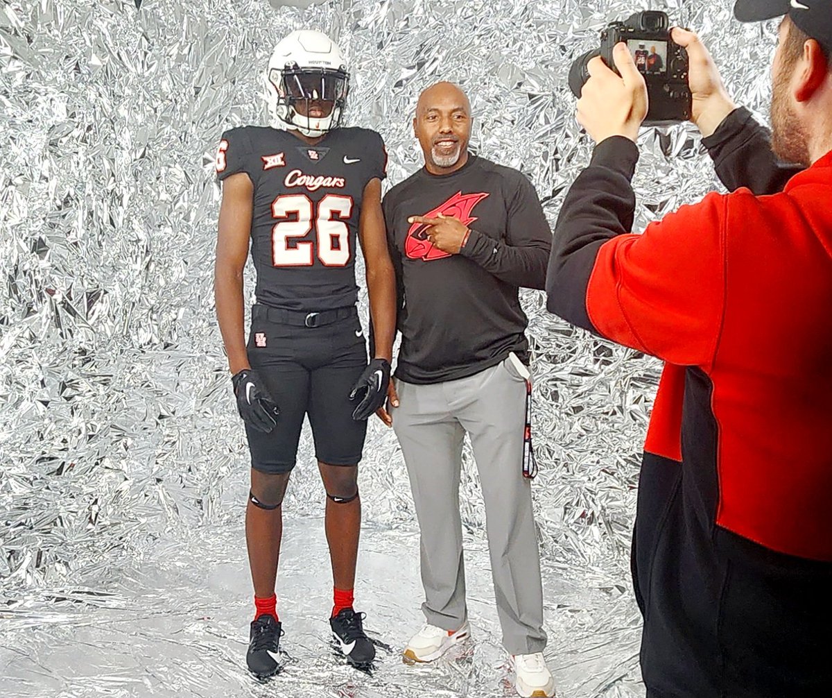 📍Back in Houston for meetings and practice tomorrow🔴⚪️
<a href="/UHCougarFB/">Houston Football</a> <a href="/CoachJCY/">Josh Christian-Young</a> <a href="/ZacEtheridge4/">Zac Etheridge</a> <a href="/wesley_fritz/">Wes Fritz</a> <a href="/Casey_Smithson/">Casey Smithson</a>  

#RecruitDV🔴  Got some dudes! 😤