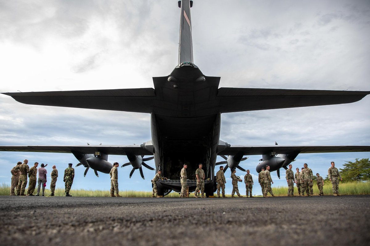 CDA Gilges joined senior Burundian officials on 4/3 to tour the C-130 aircraft that brought visiting @USArmy soldiers to #Burundi for an exercise with @fdnbbi members over the past couple of days.