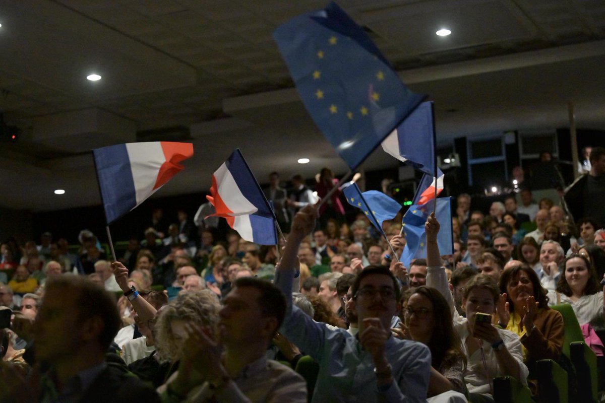 🔵 Clap de fin de cet après-midi !
⚪️ De nombreux adhérents &amp; sympathisants de Bourgogne-Franche-Comté étaient rassemblés pour une réunion publique régionale Horizons sous le signe de l’Europe 🇪🇺 avec <a href="/EPhilippe_LH/">Edouard Philippe</a>, <a href="/NathalieLoiseau/">Nathalie Loiseau</a>, <a href="/alainchretien/">Alain Chrétien</a>, <a href="/GillesBoyer/">Gilles Boyer</a> et <a href="/ValerieHayer/">Valérie Hayer</a>.
