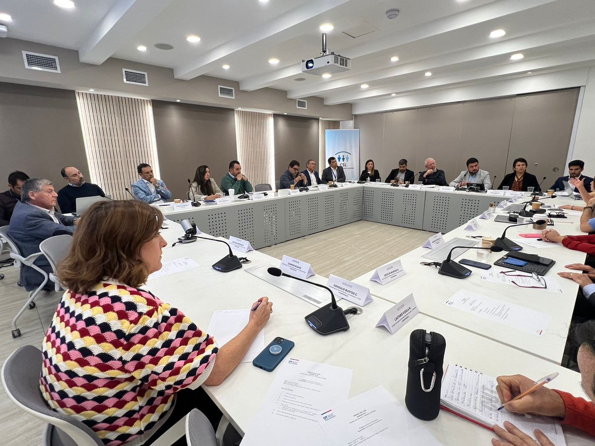 #HOY 🇨🇱 | Carmen Bueno, Especialista en Seguridad y Salud en el Trabajo de @OITconosur, participó en una nueva sesión de la Comisión Centenario de la @DirecDelTrabajo, en la que participan exdirectores/as del Trabajo, representantes de trabajadores, empleadores, entre otr@s.