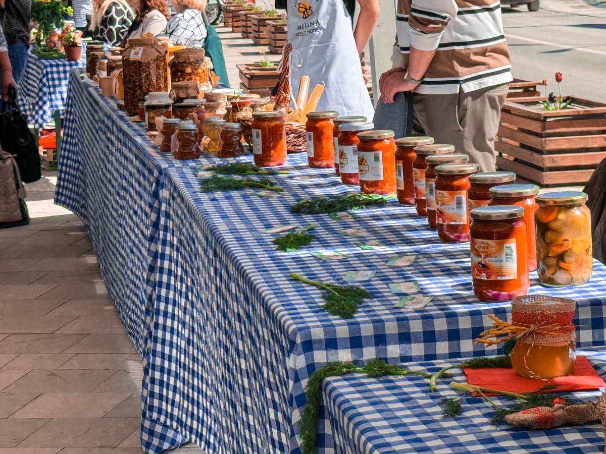 Delighted to gather with Mayor of @KomunaSuhareke, local farmers & businesses to promote sustainable food systems for a greener consumption. 🍽️🌱 With @ADCinKosovo support, #GreenPlateDay showcased local producers’ #GreenSolutions for food systems towards #sustainability! 🌾