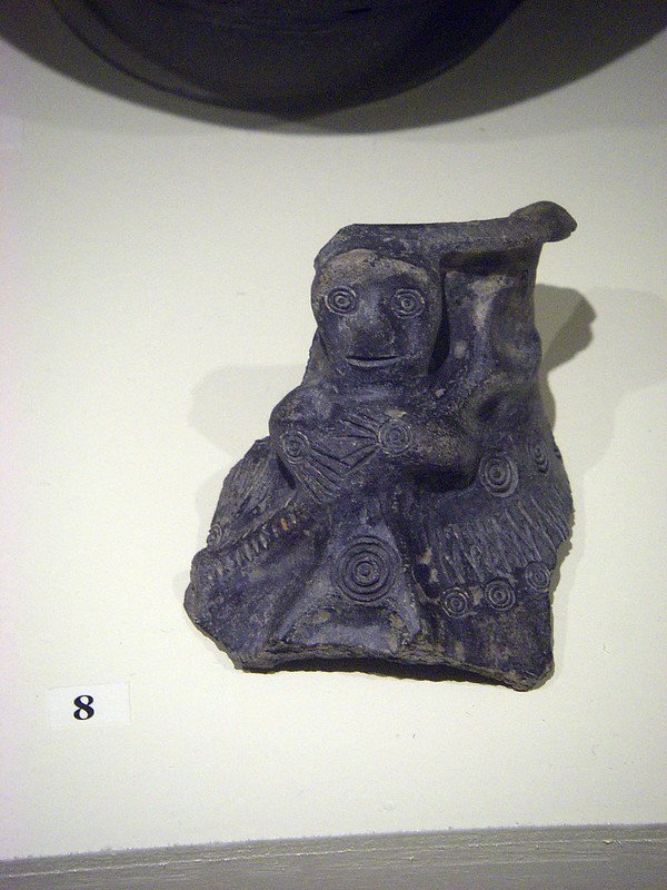 @yajnadevam Late Bronze Age Sardinia saw influx of Antenna Swords, Eyelet Nub Shields, and ofcourse Lapis Lazuli figurines.

Figurine from a Nuraghe,
Museo Archeologico Nazionale
Cagliari Sardinia