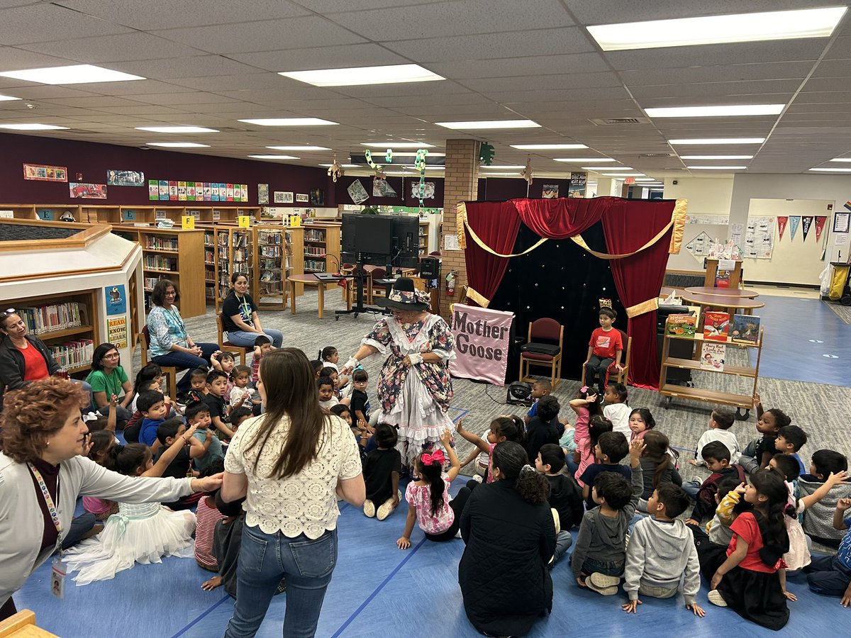 Mother Goose helping our youngest 🦅 Leaders with oracy, words, and appreciation of literary works. It is an #entertaining #livingbookseducation. @AustinISDLibs @JHoustonElemLib @AustinISD @AISDHumanities