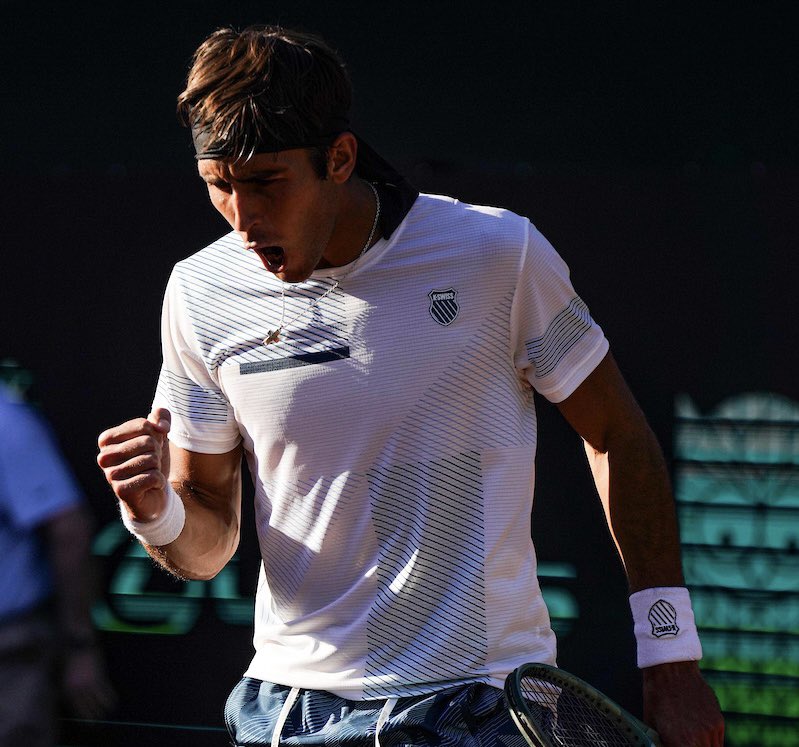 A SEMIS DE HOUSTON 🇺🇸🎾 Tomás Martín Etcheverry 🇦🇷 derrotó a Michael Mmoh 🇺🇸 por 6-3, 0-1 y retiro. El Retu, por segundo año consecutivo, vuelve a estar entre los cuatro mejores del torneo. Su próximo rival será el vencedor del partido entre Shelton 🇺🇸 y Nakashima 🇺🇸.