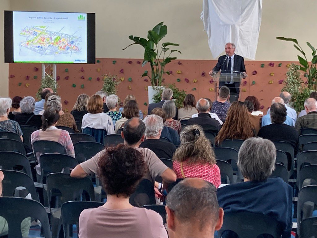 #PauCapitaleHumaine 
Réunion publique dans le quartier Saragosse pour la présentation du projet Kennedy qui a réuni une centaine de personnes. Grande satisfaction des habitants très heureux de l'écoute de la mairie et du projet présenté.