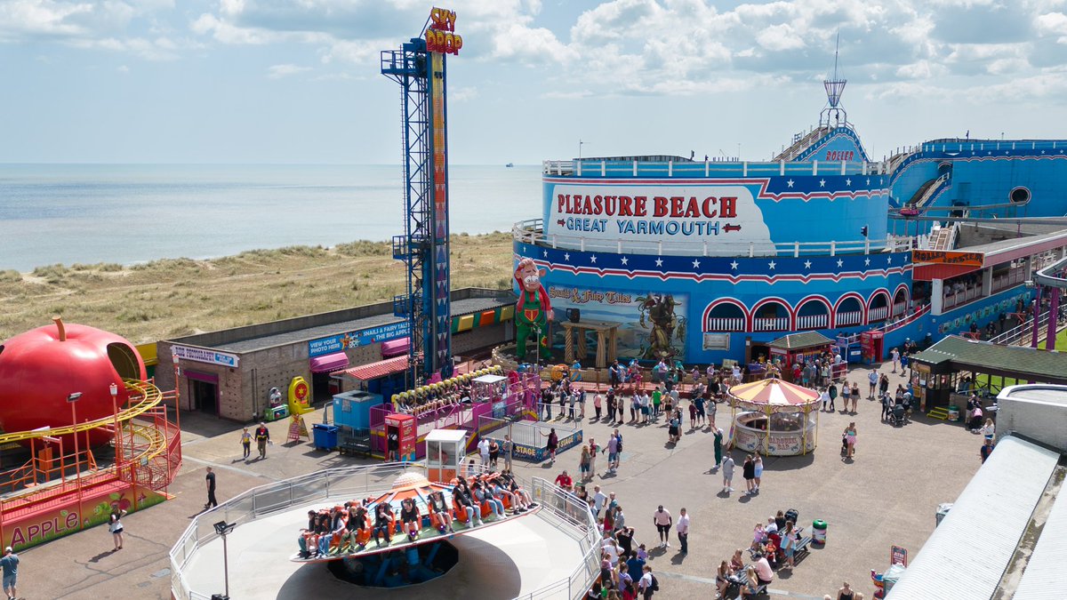 WHOS READY FOR THE WEEKEND!? 🤩 Just a reminder that our opening times are 11am-6pm over this weekend right up until the 14th of April ⭐️ Come visit us over the next week, we've got lots of new rides for you in store 🚀✨ Book online below👇🏼 📎 bookings.pleasure-beach.co.uk
