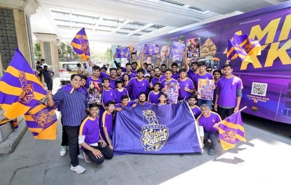 SRKCHENNAIFC's tweet photo. When our HOME team #SRKCHENNAIFC welcomed the Knights in our Home town.

Purple💜fever in our NAMMA CHENNAI.

They gave a grand welcome to the each Knights & the whole Knight riders team.

@iamsrk #ShahRukhKhan𓀠 @GautamGambhir @KKRiders @bindadey @BilalS158 @pooja_dadlani @KarunaBadwal @VenkyMysore