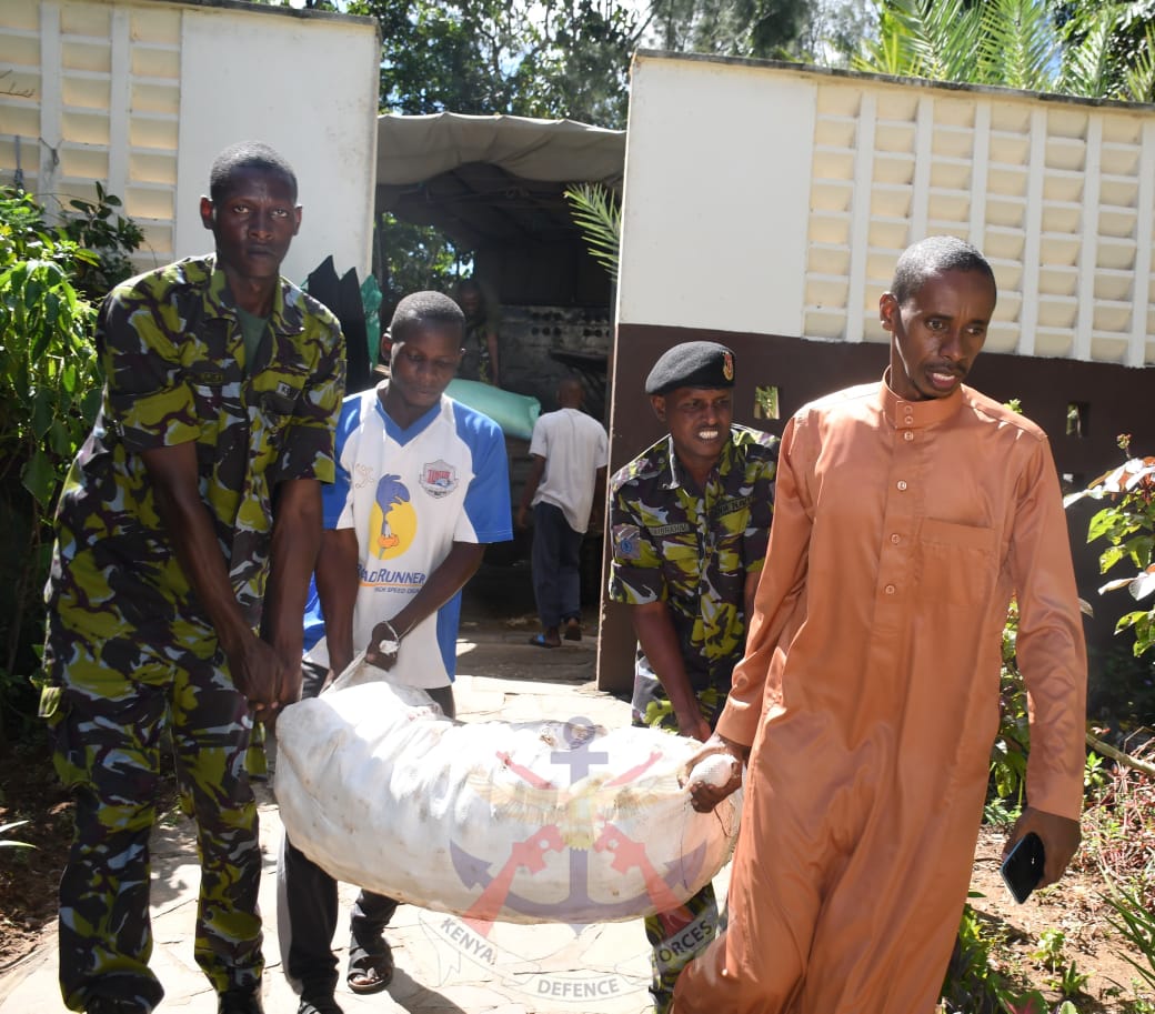 The Kenya Navy Muslim faithful led by Lieutenant Colonel Imam Salim Mwarorah donated assorted food items such as rice, cooking oil, beans, potatoes and dates to Noor Orphanage for Girls in Mtongwe, Mombasa County on 05 April 2024. bit.ly/3TOa93D