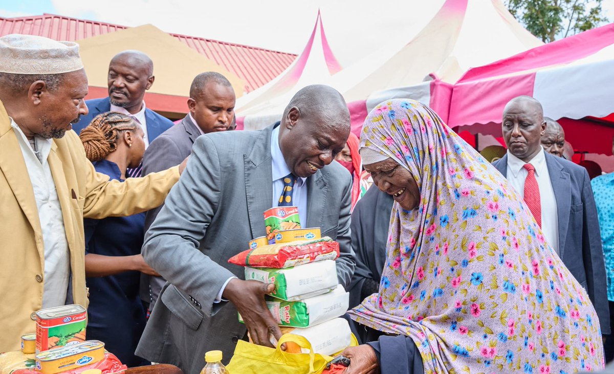 Accompanied His Excellency Deputy President @rigathi in distributing government relief food to the Muslim Community in Ruring'u, Nyeri Town. It's an act of kindness promoting unity and love in our nation. Joined by Nyeri Governor Mutahi Kahiga, Senator Wahome Wamatinga, MP…