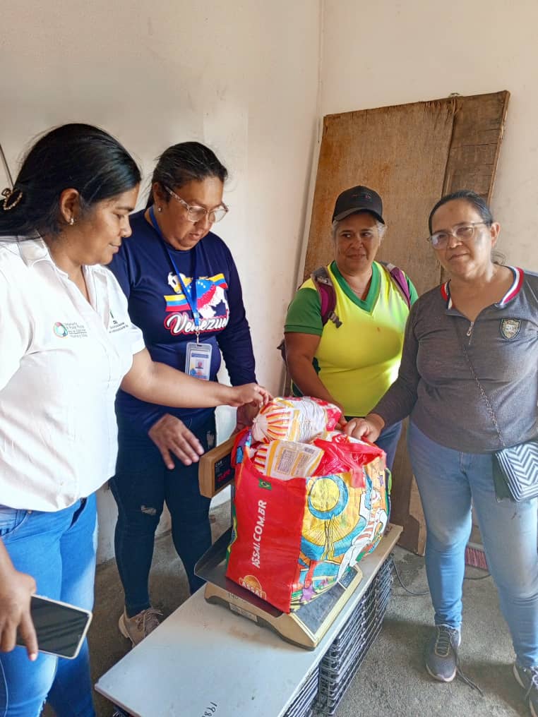 MinAlimenVen's tweet photo. #Bolivar | 75 instituciones educativas del municipio Piar, recibieron combos proteicos para la atención de 20.852 estudiantes.
Como parte del Programa de Alimentación Escolar (PAE) para los niños y jóvenes futuro de la Patria.

#VenezuelaEsUnBTA https://t.co/szWOGYVCzW