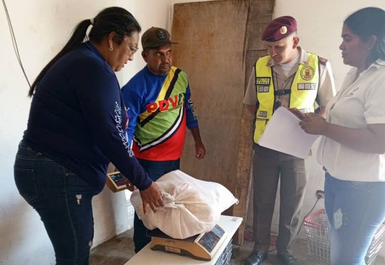 #Bolivar | 75 instituciones educativas del municipio Piar, recibieron combos proteicos para la atención de 20.852 estudiantes.
Como parte del Programa de Alimentación Escolar (PAE) para los niños y jóvenes futuro de la Patria.

#VenezuelaEsUnBTA