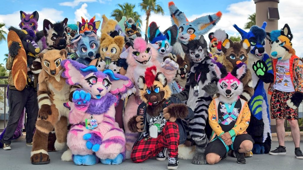 It's #FursuitFriday! Tag friends that you see 💕