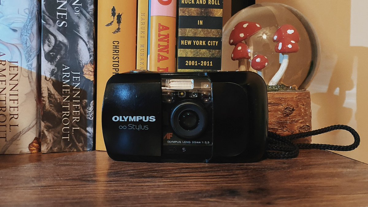 NotKelseySmith's tweet photo. A camera that I got for $5 at a thrift store vs. the photos https://t.co/RkauUuTdBt