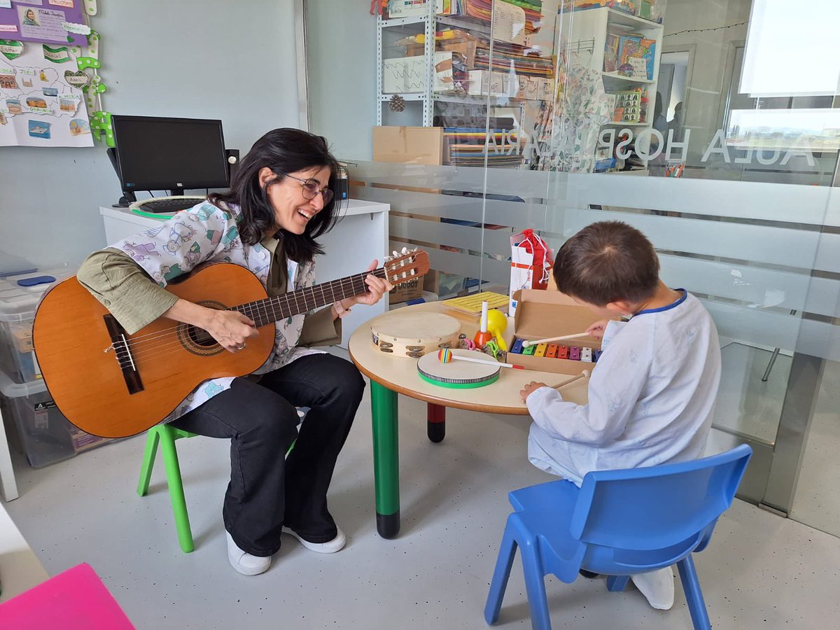 Todos los jueves, los peques ingresados en la Planta de Pediatría del Hospital Valle de Los Pedroches disfrutan de una sesión de musicoterapia con Juana Mari. Se trata de un proyecto financiado por el Ayuntamiento de Pozoblanco y los chicos y las chicas lo pasan en grande.