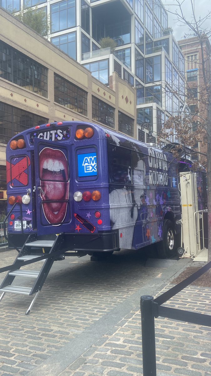 Whoisinnyg's tweet photo. And last stop we are here ahahhahahahahahah had so much fun doing the scavenger hunt with the livies @LiviesHQ 💜♥️ #ispilledmygutsinnyc https://t.co/so7G2RtbrS
