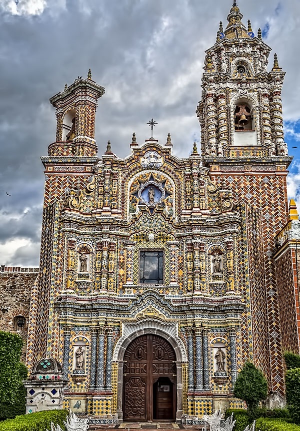 Iglesia de San Francisco Acatepec (s. XVIII), San Andrés Cholula, México. 📸Gabriel García Moreno.