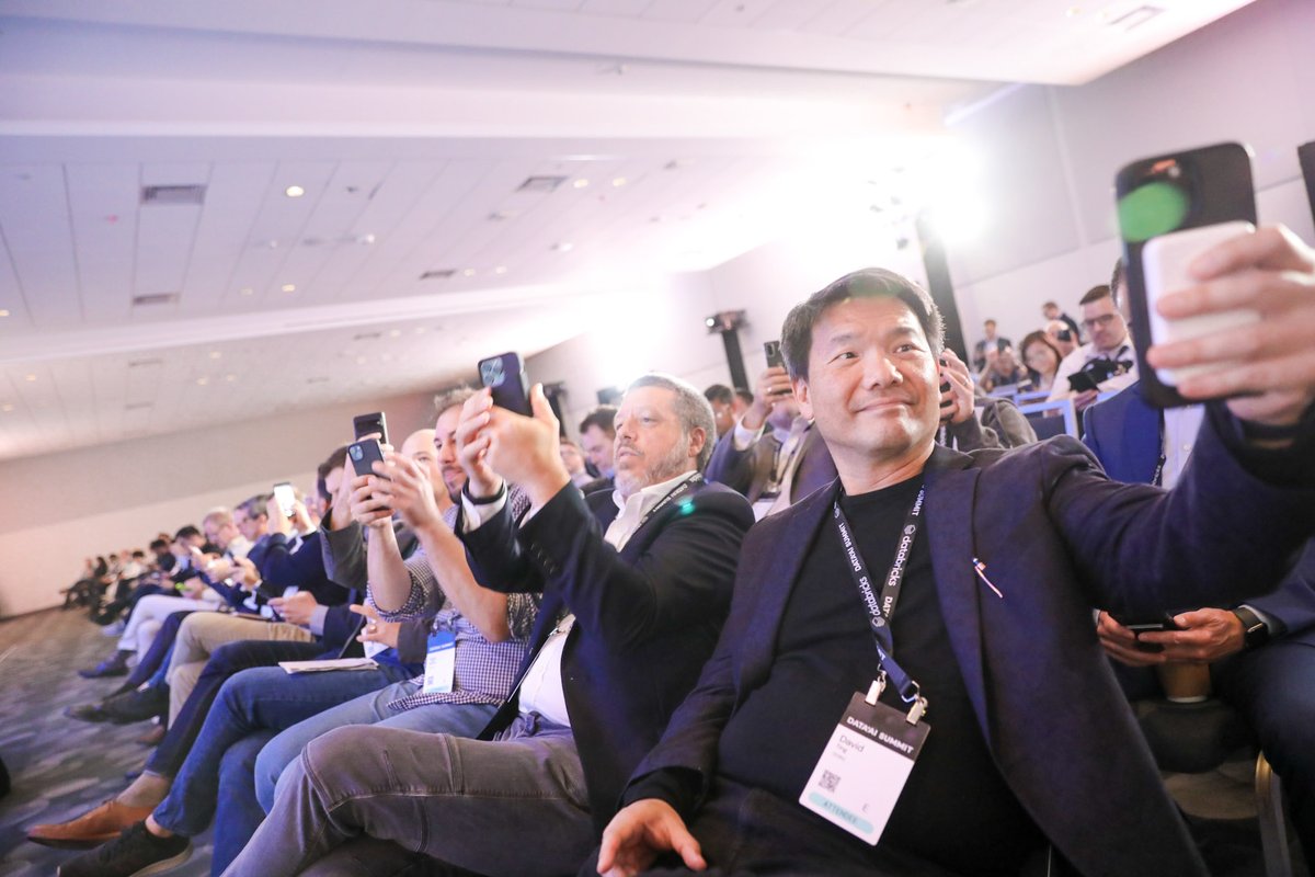 The #selfie game was strong at last year’s #DataAISummit 📷 💪 Don’t miss out on key photo opps from the global data + #AI community — register now 👉 bit.ly/3UlaDA7