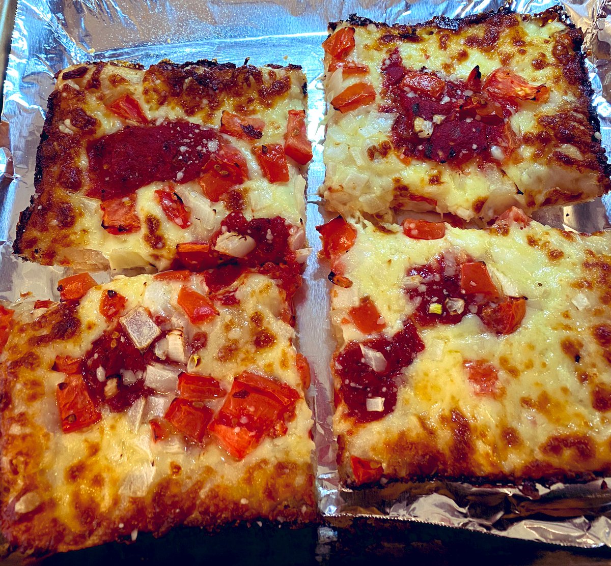 @FoodTravelist Deep dish #pizza? Yum…you know we love it in Detroit! #DetroitPizza rocks this #NationalDeepDishPizzaDay 🍕📸 #mitchandmarcyphotos #BuddyPizza #Comos #VisitDetroit #PureMichigan