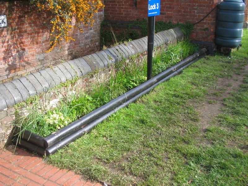 Quiet day at Hillmorton (due to Easenhall slip) so put edging round flower bed. Now need to fill with soil and plant's. Watch this space peeps. 😆😁😇