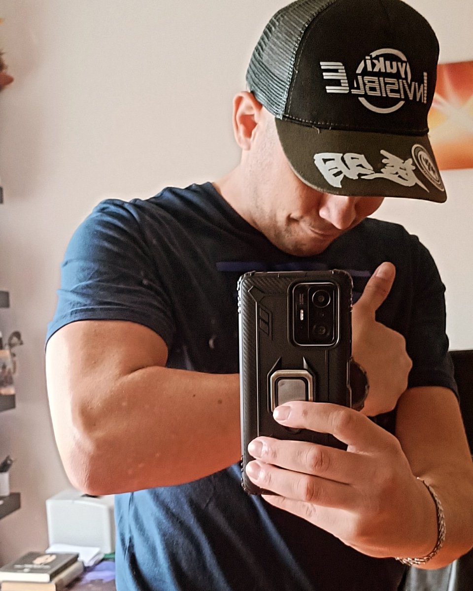 AleCom83's tweet photo. Prendo la visiera del cappello e me la giro dietro …per me è come accendere l’interruttore. e quando accendo l’interruttore mi sento come un’altra persona, mi sento come un camion…un camion,💪💪💪 https://t.co/BKk8DLdYKo