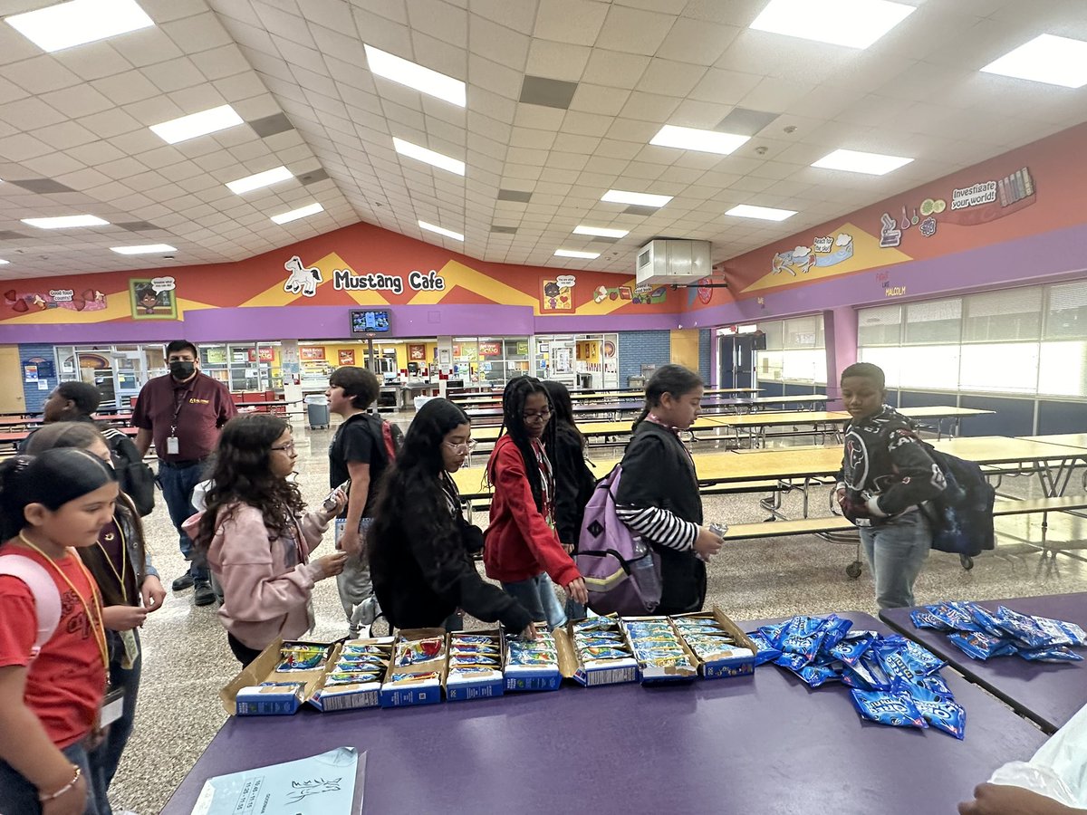 Did someone say Payday! Thank you Student Ambassadors for helping to make sure that @GoodmanES_AISD is shining bright in all areas! We are building leaders! #MyAldine @AldineISD @franks_kesha @Counseling_AISD