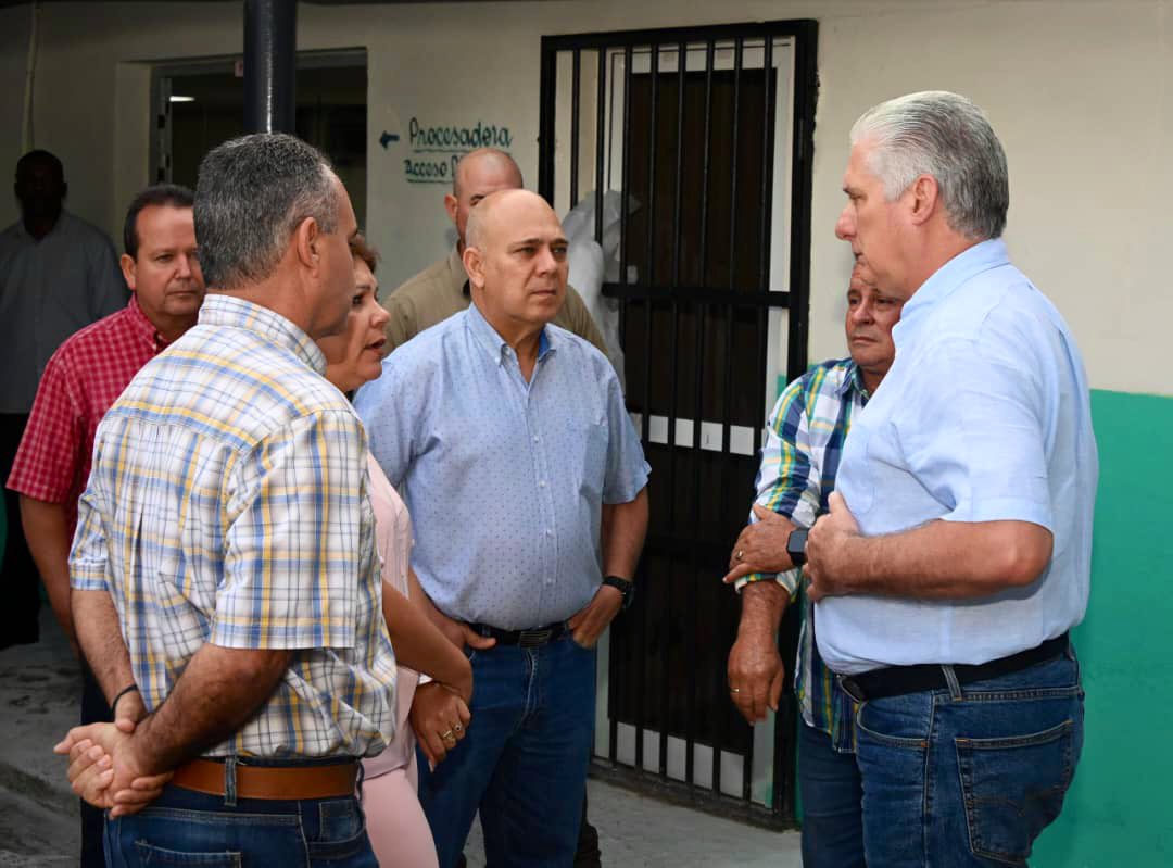 🇨🇺| El presidente @DiazCanelB está hoy en San José de Las Lajas, provincia de Mayabeque. Continúa aquí sus recorridos por municipios del país. En enero estuvo en Güines y en febrero visitó Madruga, ambos en territorio mayabequense. Cómo es habitual lo acompaña @DrRobertoMOjeda.