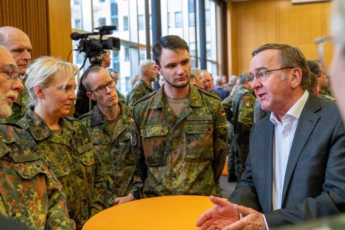 Vielen Dank für Ihren Besuch und den direkten Austausch, Herr Minister! #Pistorius sprach heute in Bonn mit den Angehörigen der #Streitkräftebasis zur #Strukturreform. Zusammen mit dem @SanDstBw werden wir ein starker Unterstützungsbereich für eine Bundeswehr der #Zeitwende.