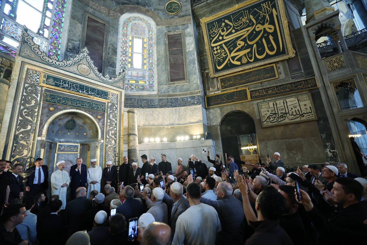 Cumhurbaşkanımız Recep Tayyip Erdoğan, cuma namazını Ayasofya-i Kebir Cami-i Şerifi'nde kıldı.