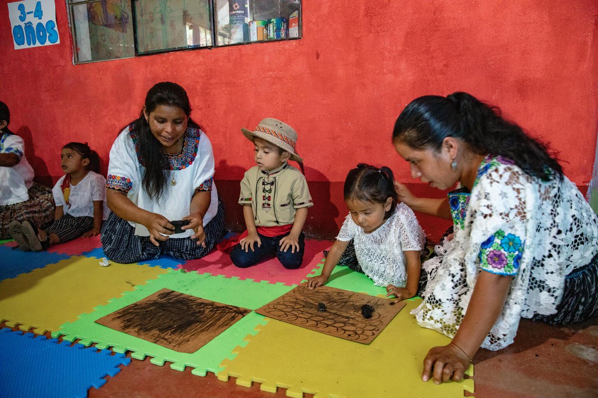 🧠 El cerebro de niñas y niños se desarrolla de un instante a otro, mientras se relacionan con todo lo que les rodea. 🤗 Acompáñalos dando los beneficios necesarios que les servirán tanto para ellos como para las sociedad que compartimos. #ParaCadaInfancia derechos.