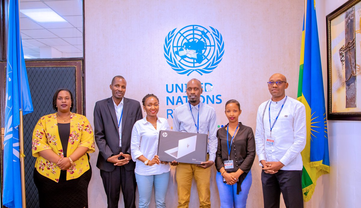 Today, @UNRwanda presented to @NGOGAJULIUS2, a journalist from @radioishingiro, the prize for producing the best story of the year at the 2023 Development Journalism Awards (DJA) organized by @GovernanceRw in partnership with @ARJ_Rwanda.