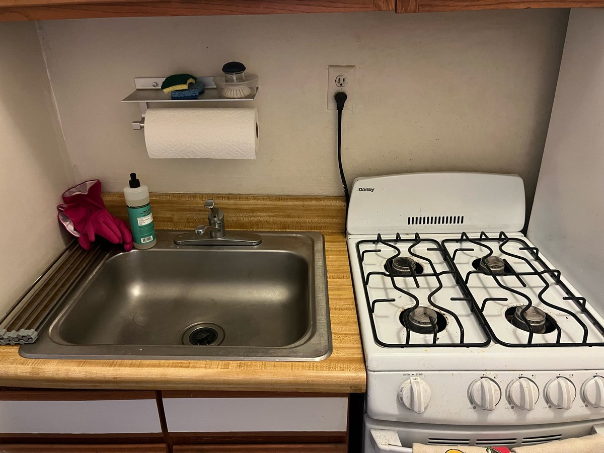 this_just_in9's tweet photo. NYC apartment Listing:         The apartment: https://t.co/FavRnNIXOb