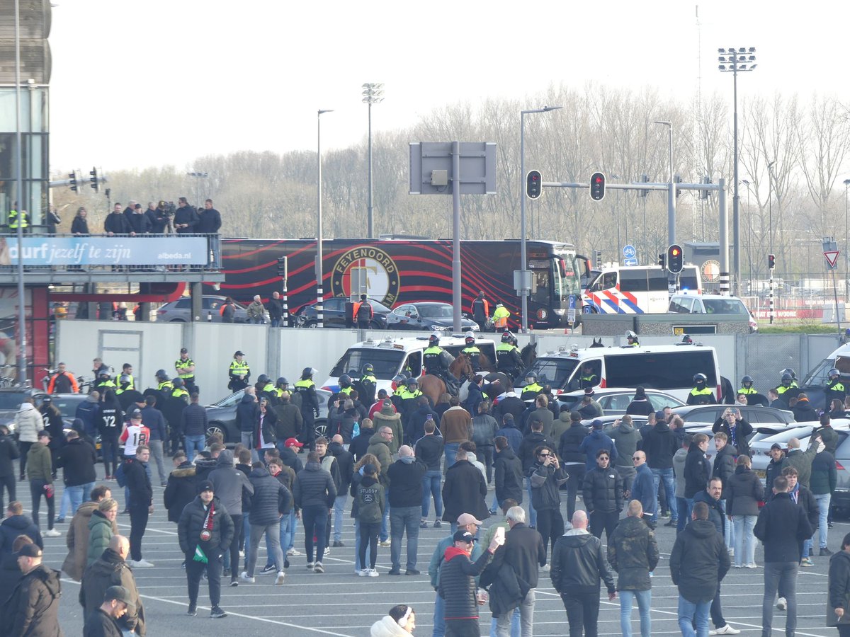Tientallen jaren gebeurde er niets met de spelersbus behalve wat middelvingertjes. Niets schokkends, beetje kinderachtig hooguit. 

Aboutaleb heeft het echt te hoog in zijn bol.