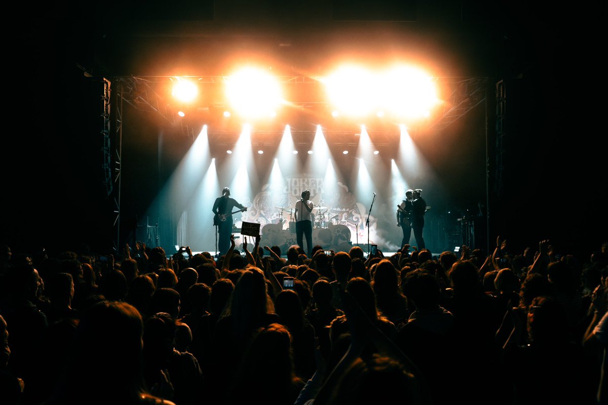 Patience you must have young Padovan,
or something like that I never watched it.
Enjoy the photos ❤️