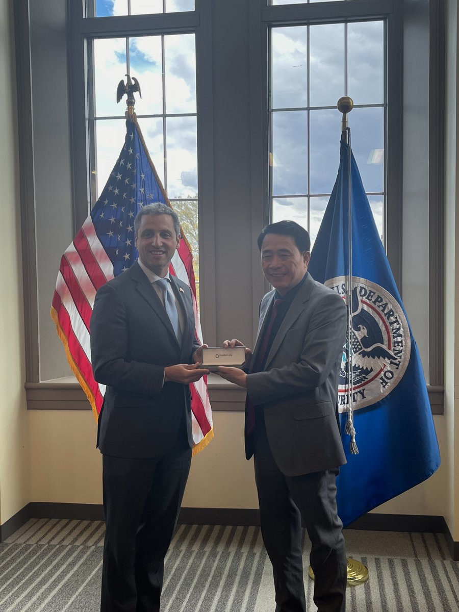 Excellent meeting with Vietnamese Deputy Minister of Public Security Le Quoc Hung. Vietnam is a key strategic partner, and we are taking tangible steps together to combat child sexual exploitation, secure supply chains, and protect the Vietnamese and American people. 🇺🇸🇻🇳