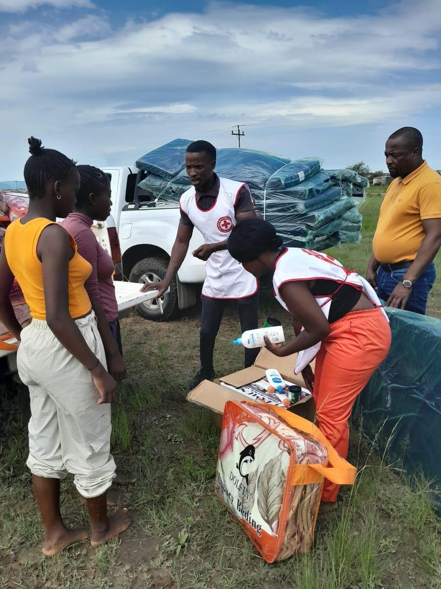 #PhotoOfTheWeek: Storm surge induced flooding in #SouthAfrica has left thousands of people displaced and in need of support to navigate the aftermath. @CanadaDev is contributing to the @IFRC_DREF through the EDAF project to help @RedcrossSa continue their response efforts.