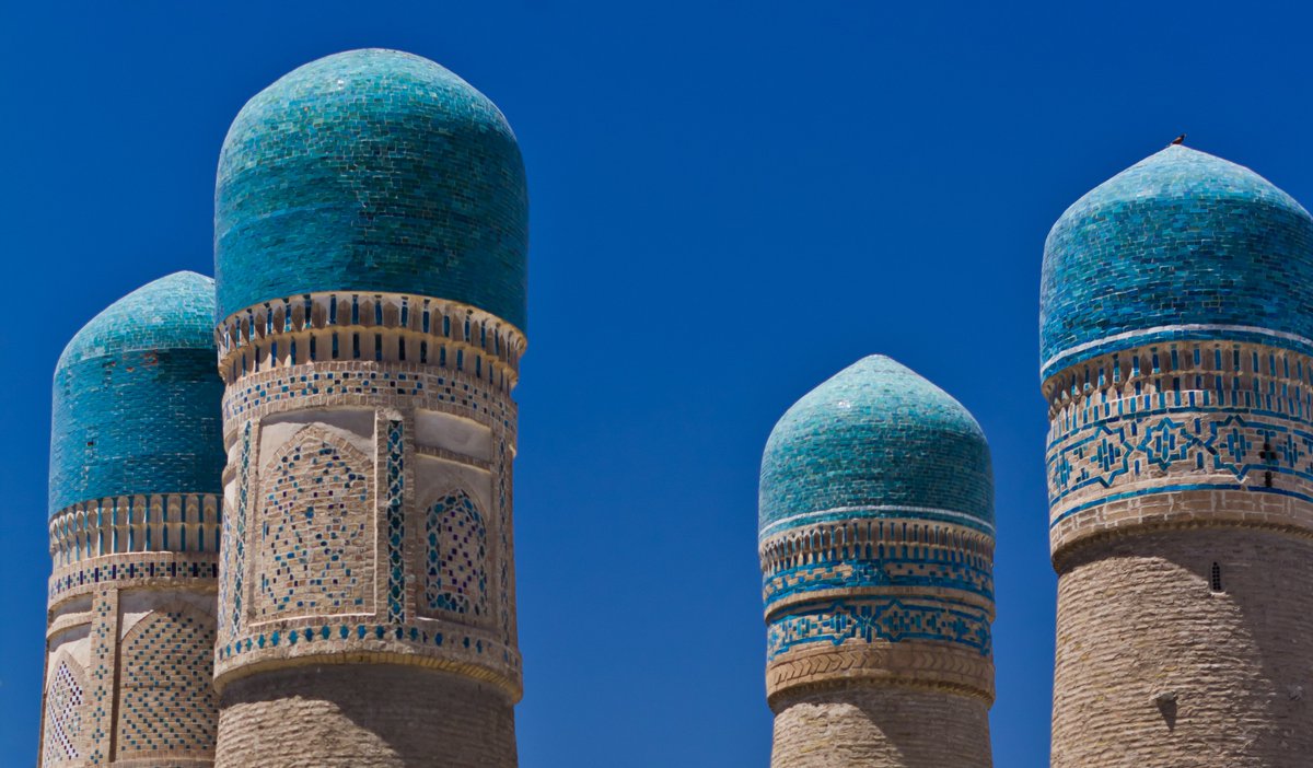 🔹Ramazan Bayramımız mübarek olsun. Bu ulvi günün nefislerimizi yenme yolunda bir dönüm noktası olmasını niyaz ederiz. [Görsel: Chor-Minor Camii minareleri, Buhara]