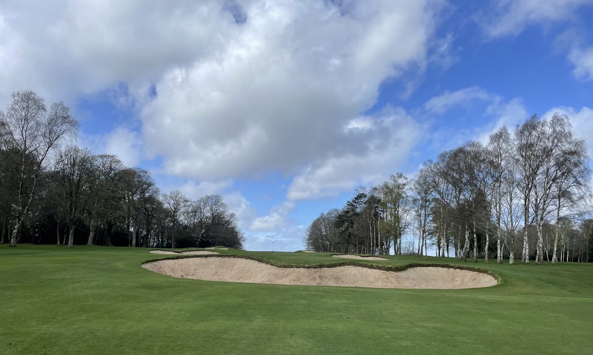 Stunned by the expansive and well placed cluster of bunkers @LittleAstonGolf … a must play for all those Harry Colt fans🏴󠁧󠁢󠁥󠁮󠁧󠁿 … #golftwitter