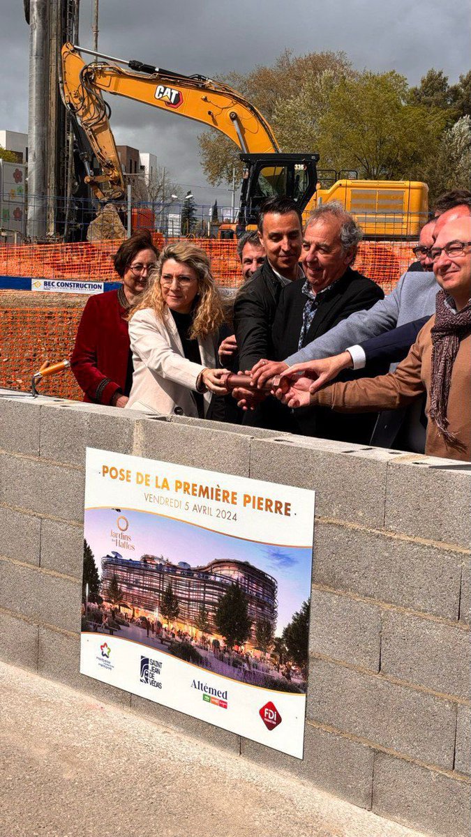 Ce matin aux côtés de François Rio, maire de St-Jean-de-Vedas, pour la pose de la première pierre des nouvelles Halles de la ville. Un plaisir de retrouver les védasiens pour valoriser cette infrastructure qui profitera à nos producteurs locaux et régionaux. 👏🏼