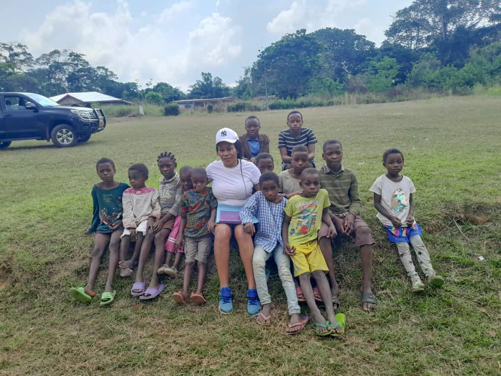 sitefedec's tweet photo. Un cadre de la FEDEC en compagnie des enfants Bakola de l’école publique de Mill.
#education
#peupleautochtones https://t.co/eynBES5IYv