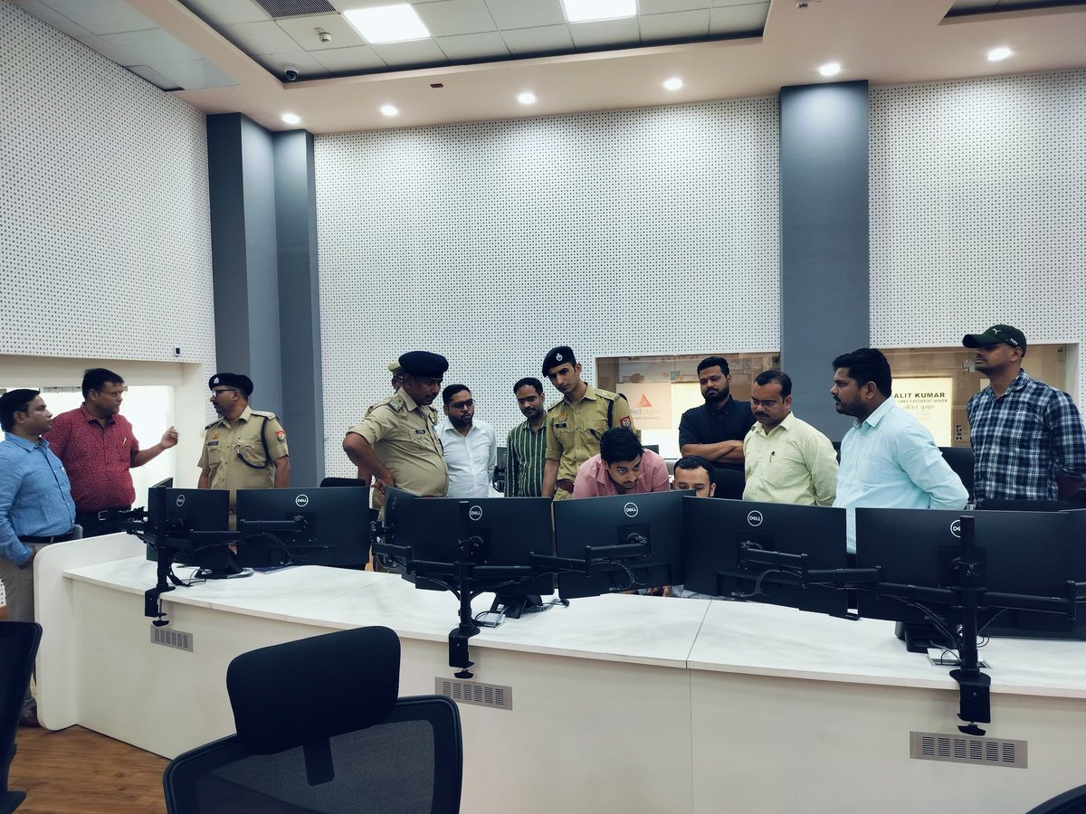 SafeCity Visit and review by DCP Traffic & Crime Salmantaj Patil (IPS). #SafeCity #SmartCity #LucknowSmartCity #UttarPradesh @LucknowDivision @SmartCities_HUA @MoHUA_India @lkopolice @Uppolice