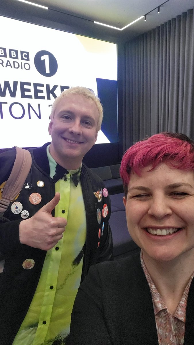 Loved bumping into @joelycett at BBC this morning 🤩 Nearly convinced him to vote for me as Green Mayor of London. He's just too right wing though.