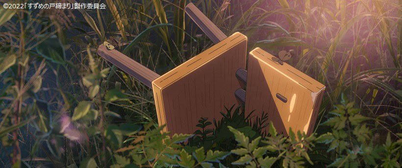 椅子が三本脚なのは、震災の傷の象徴であり、お母さんが亡くなってしまったという鈴芽の心の傷の象徴でもあるそうです。「鈴芽自身もそうですが、欠けたままの心であっても生きていけるんだという映画にしたかった」と新海監督は語っています。

#金ローですずめの戸締まり #すずめの戸締まり