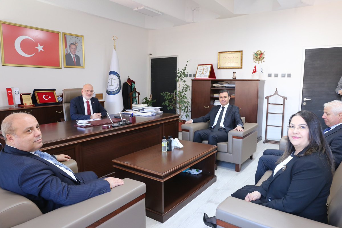 Ankara Cumhuriyet Başsavcısı Sn. Gökhan Karaköse, Komisyon Başkanı Sn. Murat İlhan ve Komisyon Başkan Yardımcısı Ayhan Biltekin,’e “5 Nisan Avukatlar Günü” vesiyle  Baromuzu ziyaretlerinden dolayı teşekkür ederim.
